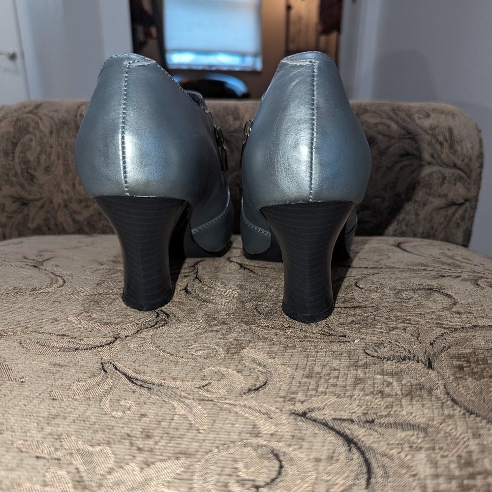 Women's AJ Valenci leather booties SZ 8 silver metallic 3" heel Good Condition - Picture 6 of 6